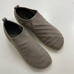 NEW NAOT Vegan Women Okahu Shoes Tan Gray sz 5.5US 36 EU without tag